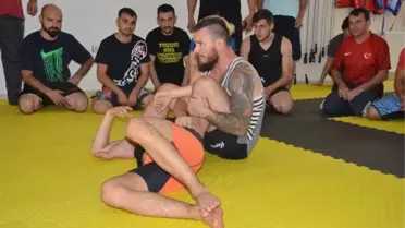 Kafeste Dövüştüler