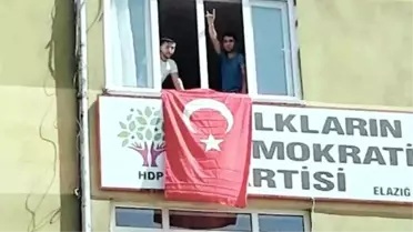 Elazığ HDP İl Örgütü Binasına Elazığlı Gençler Türk Bayrağı Astı