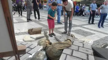 Sanatçı Duyarlılığı; Amaç Depremi Unutturmamak