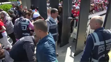 Anıtkabir'e Ziyaretçi Akını - Fetö'nün Darbe Girişiminde Şehit Düşen Albay Sait Ertürk'ün Annesi