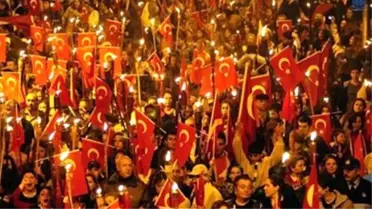 Beşiktaş'ta 30 Ağustos Geleneksel 'Fener Alayı' ile Kutlandı