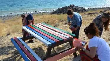 Erciş'te Banklar Gökkuşağı Rengine Boyandı