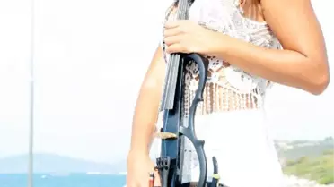 Elektro Kemanı ile Konser Verdi