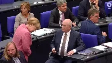 Meclis Başkanı, Başbakan Merkel'i Azarlayıp Arka Sıralara Gönderdi