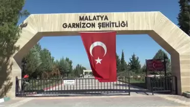 Şehitliğe Oğlunun Takım Elbisesini Getirdi