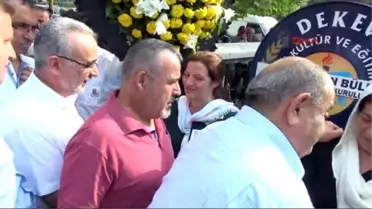 CHP'li Vekil Babasını Son Yolculuğuna Ön Safta Uğurladı