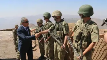 Vali Toprak Sınırdaki Askerlerle Bayramlaştı