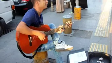 Sokaklarda Gitar Çalarak Engelli Annesine ve Babasına Bakıyor