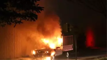 Edremit'te Seyir Halindeki Kamyonet Yandı