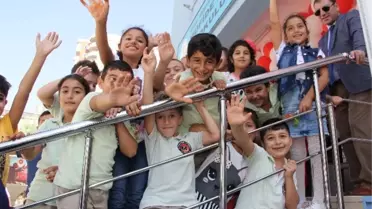 Mersin'de Öğrenciler Törenle Ders Başı Yaptı