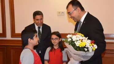 Vali Toprak Öğrencileri Makamında Kabul Etti