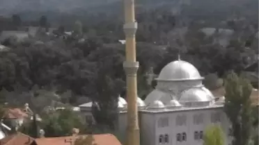 Minarenin Külah ve Alemi Rüzgarda Uçtu