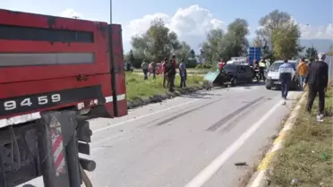 Otomobil ile Kamyon Kavşakta Çarpıştı: 3 Yaralı