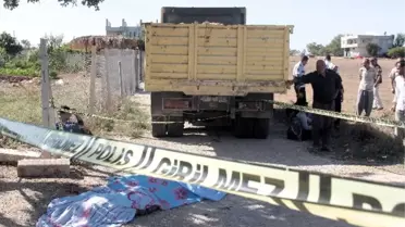 Adana'da Kamyonetin Altına Giren Motosikletteki İki Kişi Öldü