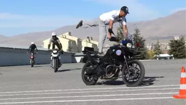 Polisler, Motosiklet Sürüş Eğitimi Alıyor