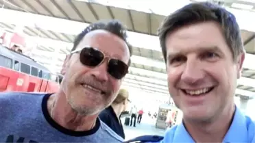 İstasyonda Bisiklete Binen Arnold Schwarzenegger'e Selfie Cezası