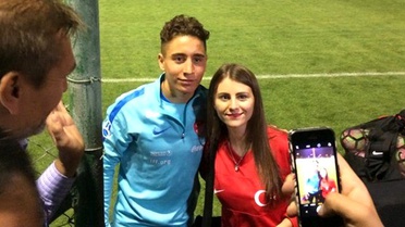 Taraftarlar Emre Mor'a Yoğun İlgi Gösterdi