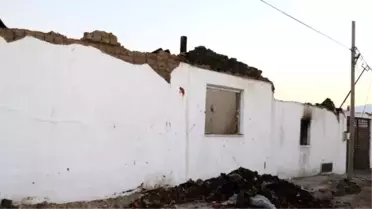 Büyükşehir Evi Yanan Aileyi Yalnız Bırakmadı