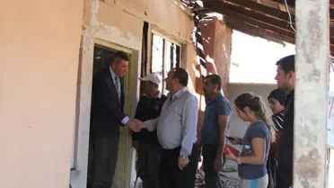 Akşehir Kaymakamı Yalçın Sezgin Evi Yanan Aileyi Ziyaret Etti