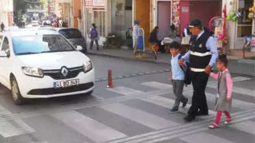 Okul Önlerinde Önlem Alan Zabıta Ekipleri Velilerin İçini Rahatlatıyor