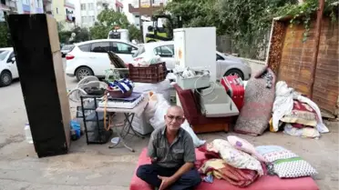Eşyalarıyla Sokakta Yaşıyor