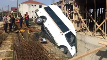 Kocaeli Freni Boşalan Öğrenci Servisi İnşaat Alanına Düştü: 5 Yaralı