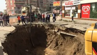 Yer Altındaki Su Sızıntısı 13 Katlı Binanın Kaymasına Neden Oldu