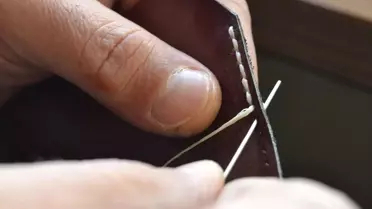 Kültürel Motifleri Deriye İşliyor