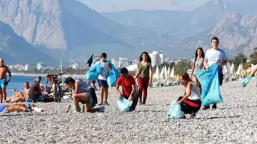 Öğrenciler Plajı Temizledi