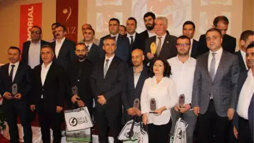 Başarılı Gazeteciler Ödüllendirildi