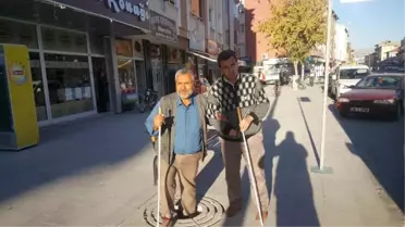 Görme Engelliler, Kaldırımlardaki Engelleri Gösterdi