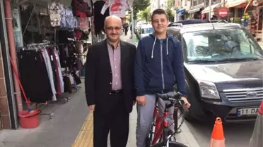 Camiye En Çok Gelen Öğrencisine Bisiklet Hediye Etti