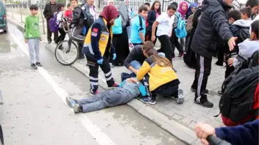 Okul Çıkışında Minibüs Çarpan Öğrenci Yaralandı