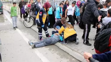 Okul Çıkışında Minibüs Çarpan Öğrenci Yaralandı