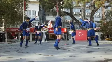Burhaniye'de Muhtarlara Coşkulu Kutlama
