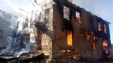 Bolu'da 2 Katlı Ev ve Samanlık Kül Oldu
