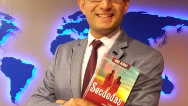 Kitap Yazdığı Sevgilisine Ana Haberde Evlilik Teklifi Yaptı