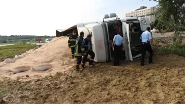 Kocaeli'de Talaş Yüklü Tır Devrildi: 1 Yaralı