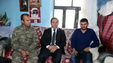 Vali Işık, Yaralı Uzman Çavuşu Evinde Ziyaret Etti