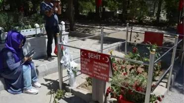 Gençli·k Merkezi· Üyeleri·, Şehi·t Ömer Hali·sdemi·r'i· Kabri· Başında Andı