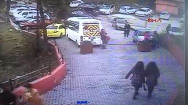 Ağacın Araçların Üzerine Devrilmesi Güvenlik Kamerasına Yansıdı