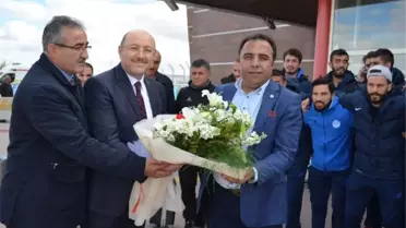 Tuzlaspor'a Çiçekli Karşılama