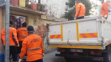 Yalnız Yaşayan Kadının Evinden 3 Kamyon Çöp Çıktı