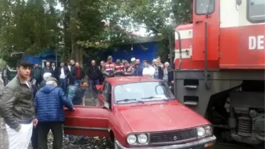 Trenin Çarptığı Otomobilden Hafif Yaralı Kurtuldu