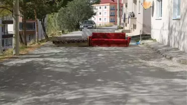 Arsasından Geçen Yolu Çekyatlarla Trafiğe Kapattı