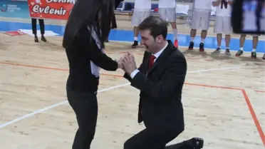 Basketbol Antrenöründen Sahada Evlenme Teklifi