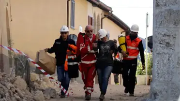 İtalya'da Vatandaşlar Uyarıyı Dikkate Alıp Sokakta Kaldı, Depremde Ölen Olmadı