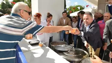 Başkan Böcek, Vatandaşa Aşure İkram Etti