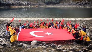 İzmirli Dağcılar Cumhuriyet'i Uludağ'da Kutladı
