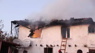 Ahşap Ev Yangında Kül Oldu